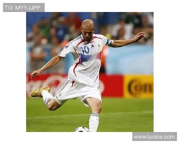 足球历史百大球星集结合影展现足坛辉煌时代与传奇人物风采