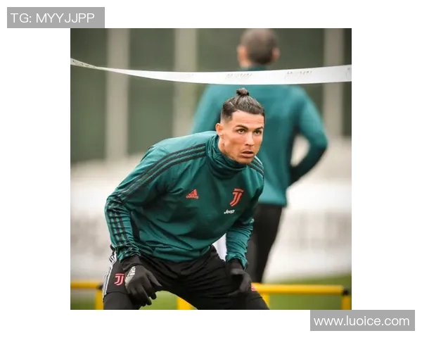 足球小丑头再度回归 引爆球迷热议与赛场风云