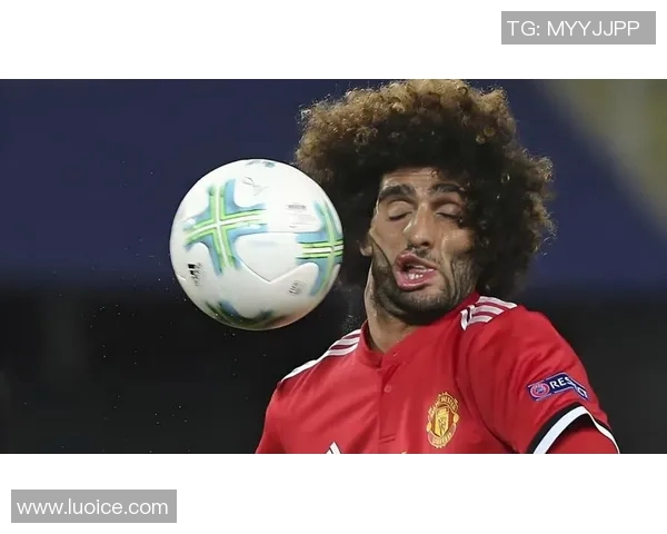 昔日传奇球星的风采与足坛变迁：回顾经典赛事与辉煌时刻